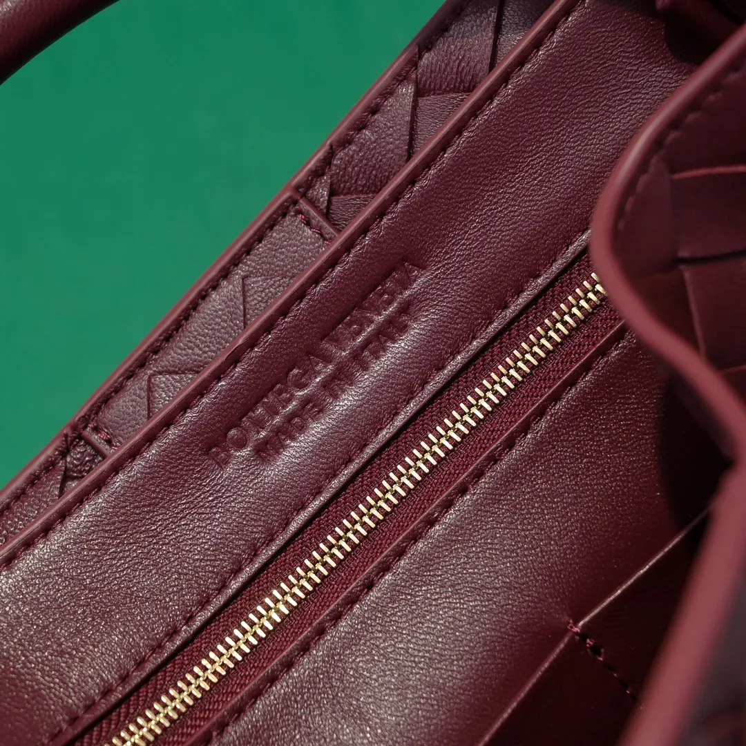 Batch 2460 BOTTEGA VENETA 2024 spring and summer new small ANDIAMO chain bag is also available! 🔥🔥I believe many friends have been waiting for a long time. The metallic chain adds a touch of sophistication to the original softness and elegance of Andiamo. The collision of classic craftsmanship and elegance creates a different kind of beauty. Style number: 6009 Size: 32*24*12cm